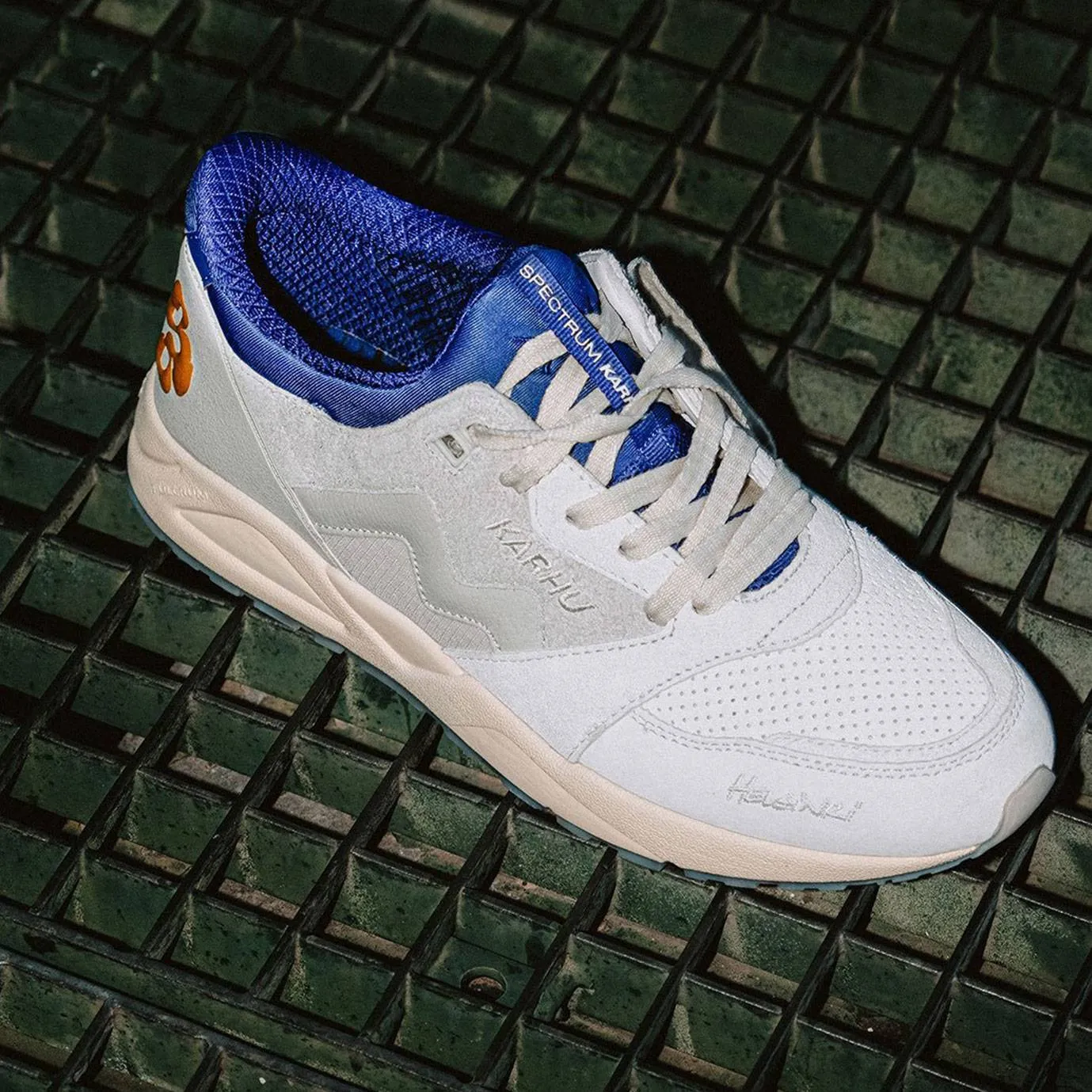 KARHU X SPECTRUM X EGS ARIA 95 - SILVER BIRCH / SPECTRUM BLUE